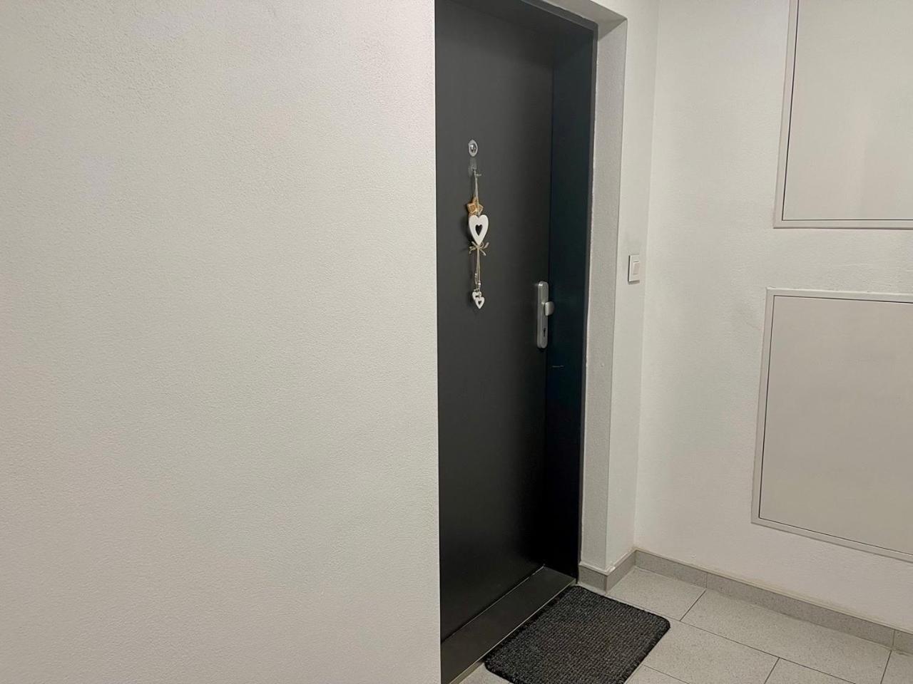 Appartamento Rosnicka, Perfect Location With 24h Checkin, Balcony, Ac & Free Parking *